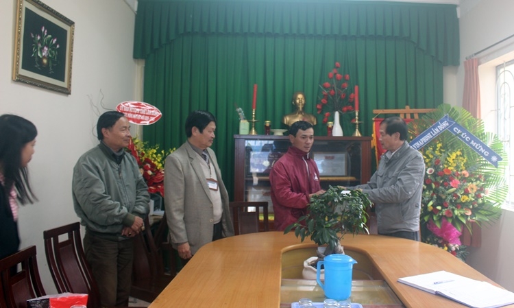 UVBTV Tỉnh ủy, Chủ tịch UBMTTQVN tỉnh Nguyễn Trọng Ánh Đông tặng 10 triệu đồng cho gia đình em Ngô Kim Chi không may bị tai nạn giao thông