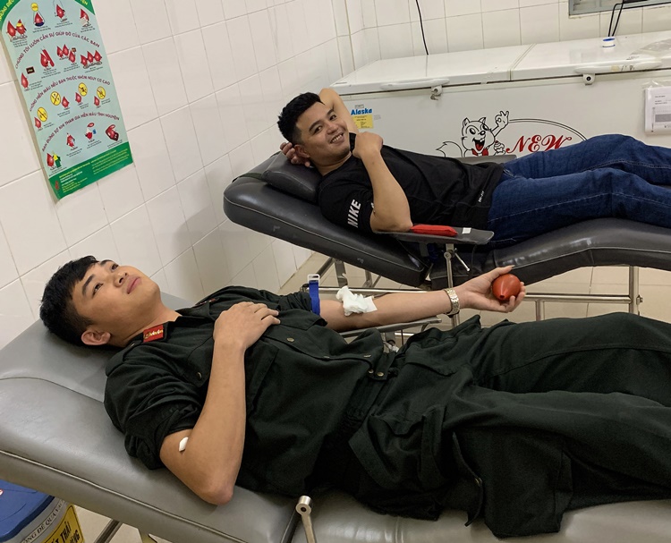 Các chiến sỹ có nhóm máu cực hiếm B, RH(-) hiến máu cứu bệnh nhân sáng nay. Ảnh: Bệnh viện Đa khoa Lâm Đồng cung cấp