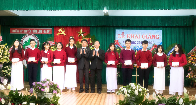 Lãnh đạo thành phố Đà Lạt và Sở Giáo dục và Đào tạo trao thưởng cho 10 học sinh đạt điểm cao nhất kỳ thi tuyển sinh vào lớp 10 trường chuyên