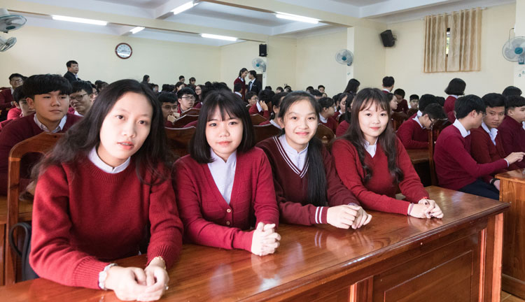 Học sinh Trường chuyên Thăng Long vui mừng, phấn khởi tham dự ngày lễ khai giảng với nhiều hoạt động đánh dấu năm học mới 2019 – 2020