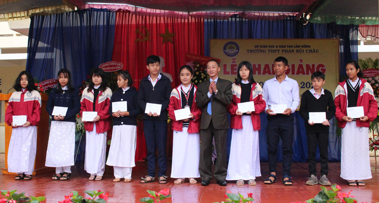 Trưởng Ban Tuyên giáo Tỉnh ủy Trần Văn Hiệp trao học bổng giúp học sinh nghèo