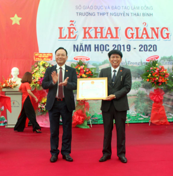 Đồng chí Nguyễn Văn Yên trao danh hiệu “Tập thể Lao động xuất sắc” năm học 2018 - 2019 cho lãnh đạo nhà trường