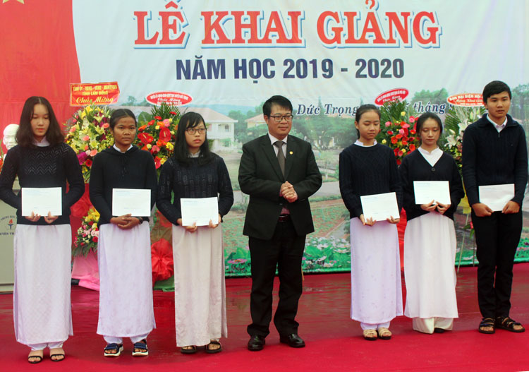 Đồng chí Nguyễn Ngọc Phúc trao học bổng cho các em học sinh nghèo vượt khó học giỏi