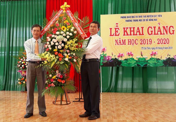 Trưởng Ban Tổ chức Tỉnh ủy Trần Duy Hùng tặng hoa chúc mừng Trường THCS Đồng Nai trong Lễ khai giảng