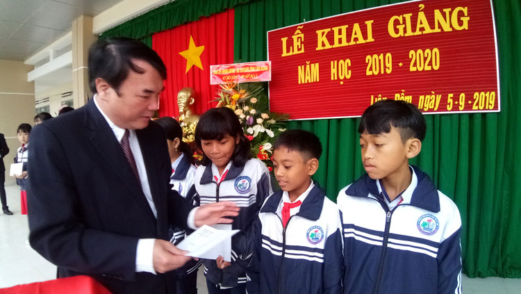Đồng chí Phạm S - Phó Chủ tịch UBND tỉnh Lâm Đồng, trao tặng học bổng cho các em học sinh nghèo Trường THCS Liên Đầm. Ảnh: ANH KHOA 