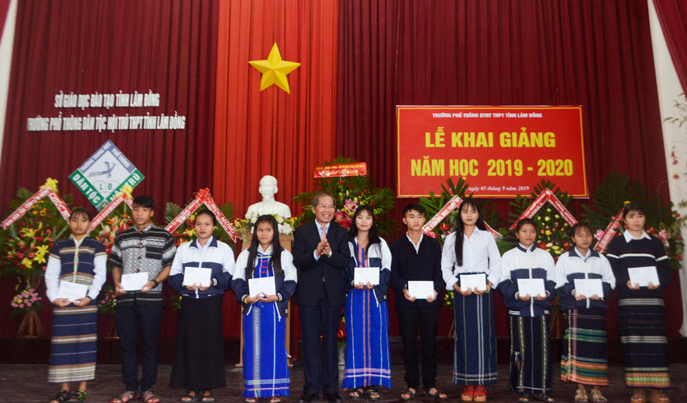 Đồng chí Nguyễn Xuân Tiến – UVTW Đảng, Bí thư Tỉnh ủy trao học bổng cho học sinh vượt khó học giỏi Trường PT DTNT THPT tỉnh Lâm Đồng