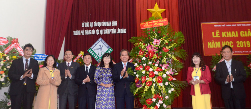 Đồng chí Nguyễn Xuân Tiến - UVTW Đảng, Bí thư Tỉnh ủy tặng lẵng hoa chúc mừng khai giảng tại Trường PT Dân tộc nội trú THPT tỉnh Lâm Đồng