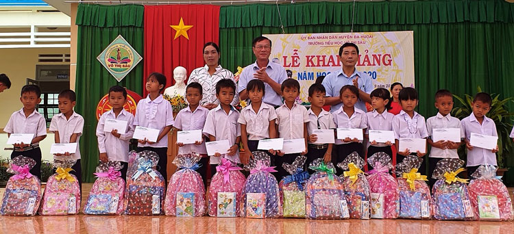 Công ty CP Thủy điện miền Nam trao quà cho các em học sinh nghèo vượt khó xã Phước Lộc nhân ngày khai giảng năm học mới