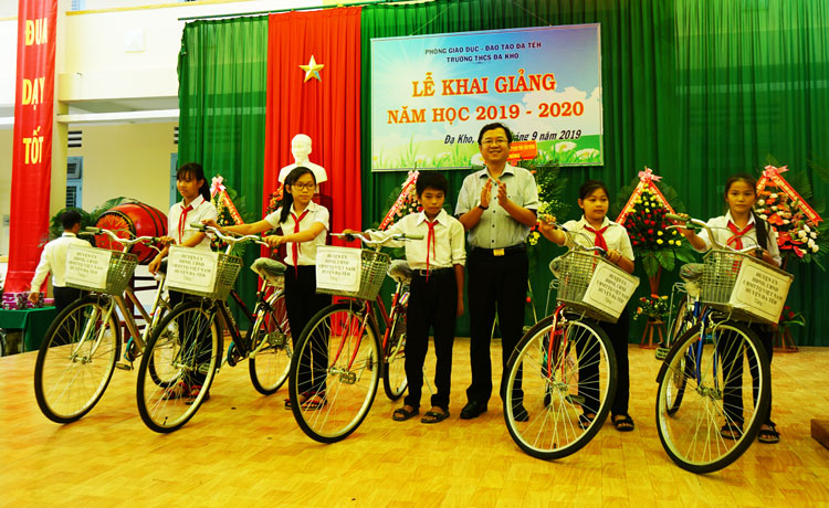 Đồng chí Tôn Thiện Đồng - Bí thư Huyện ủy Đạ Tẻh trao xe đạp cho học sinh nghèo Trường THCS xã Đạ Kho, huyện Đạ Tẻh