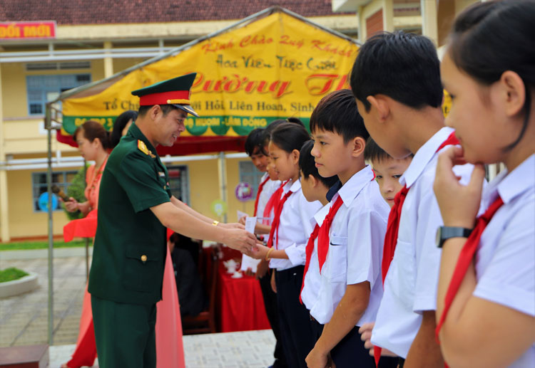 Đại tá Nguyễn Bình Sơn - UVBTV Tỉnh ủy, Chỉ huy trưởng Bộ Chỉ huy Quân sự tỉnh Lâm Đồng tặng học bổng cho các em học sinh nghèo