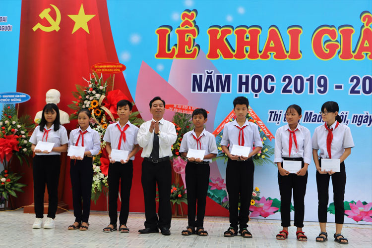Đồng chí Nguyễn Quý Mỵ - Tỉnh ủy Viên, Bí thư Huyện ủy Đạ Huoai tặng học bổng cho các em học sinh nghèo vượt khó