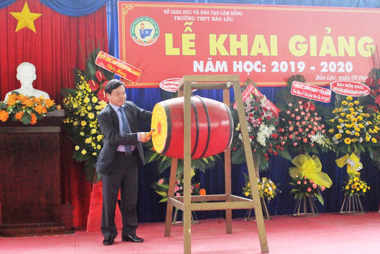 Đồng chí Nguyễn Văn Triệu đánh trống khai trường