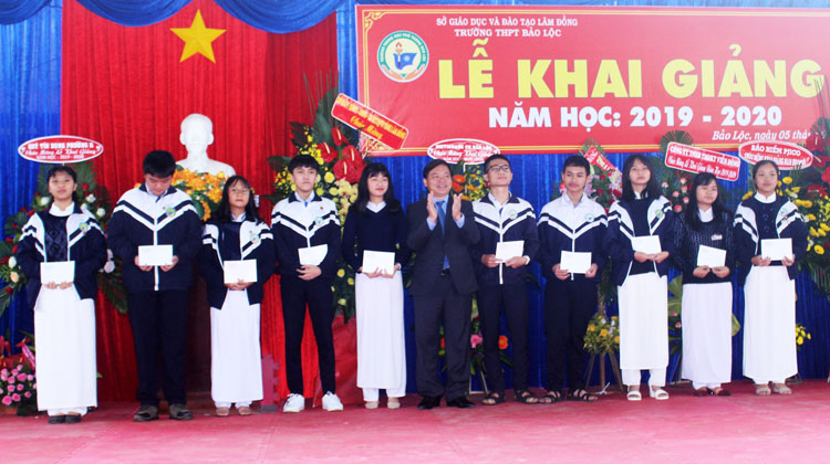 Đồng chí Nguyễn Văn Triệu trao học bổng cho các em học sinh nghèo vượt khó