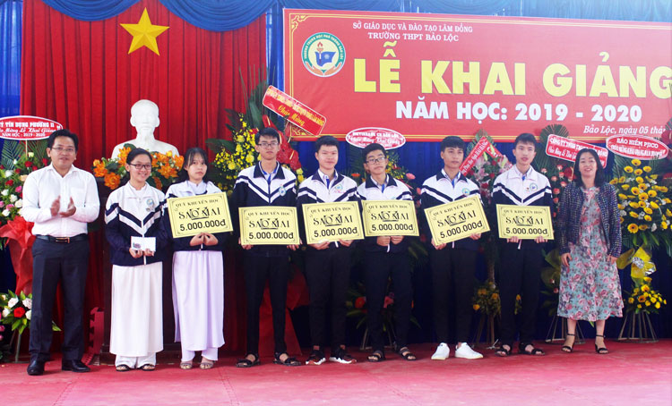 Quỹ học bổng Sao Mai (TP Hồ Chí Minh) trao học bổng tiếp sức 5 triệu đồng/suất cho học sinh Trường THPT Bảo Lộc