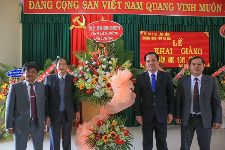 Đồng chí Nguyễn Trọng Ánh Đông trao lẳng hoa của Tỉnh ủy, HĐND, UBND, UBMTTQ Việt Nam tỉnh cho tập thể thầy cô giáo nhà trường