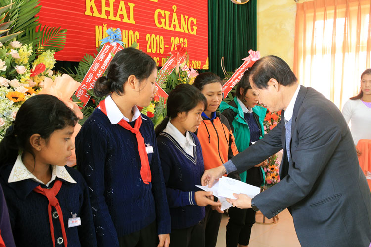 Đồng chí Nguyễn Trọng Ánh Đông trao học bổng cho học sinh nhà trường