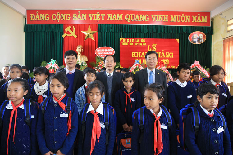 Đồng chí Nguyễn Trọng Ánh Đông cùng lãnh đạo huyện và đại diện Sở GD&ĐT tỉnh trao quà cho học sinh nhà trường
