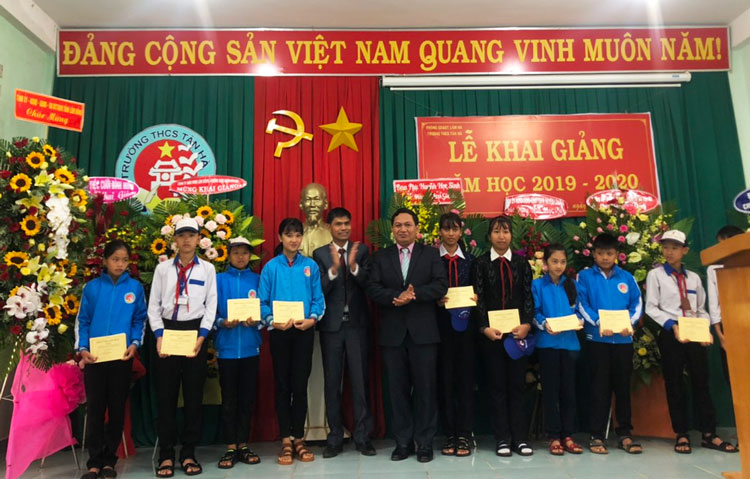 Phó Chủ tịch Thường trực HĐND tỉnh Lâm Đồng, đồng chí K Mák tặng quà cho học sinh nghèo vượt khó tại Trường THCS 