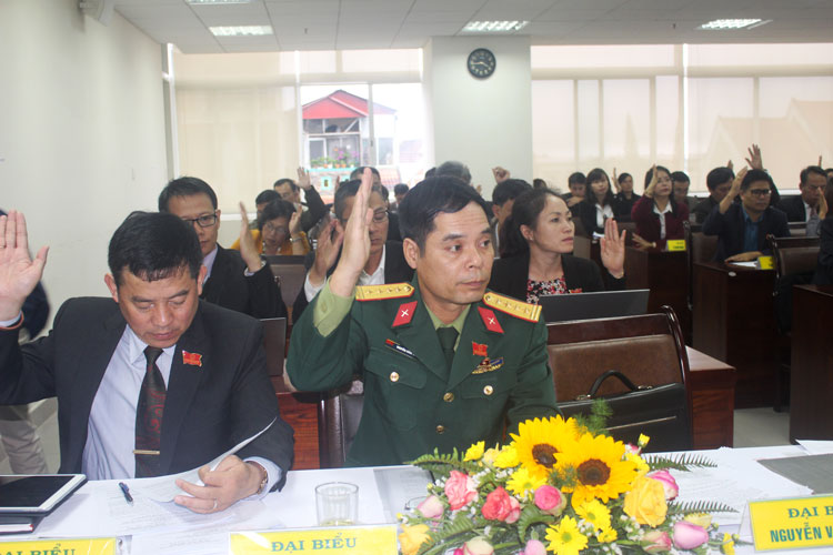 Tại kỳ họp thứ 9, các đại biểu HĐND tỉnh biểu quyết thông qua đề án sắp xếp các đơn vị hành chính cấp xã thuộc huyện Cát Tiên, Đạ Tẻh, Đạ Huoai. Ảnh: N.Thu