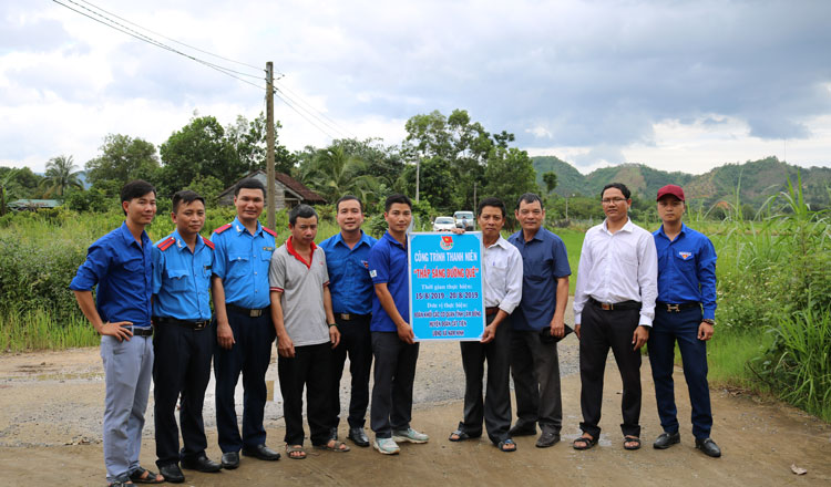 Trao tặng công trình thanh niên Thắp sáng đường quê tại Nam Ninh