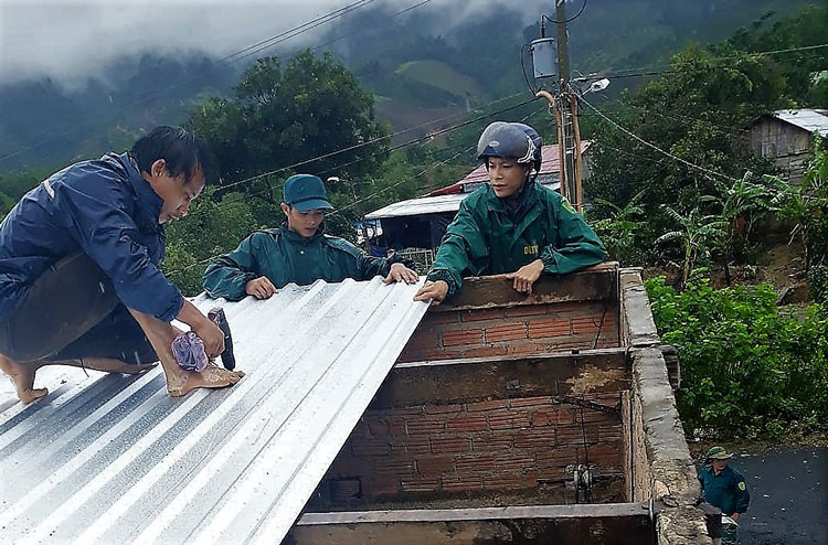 Các lực lượng huyện Đạ Tẻh giúp người dân xã Đạ Pal lợp lại mái nhà bị tốc vào ngày 3/9