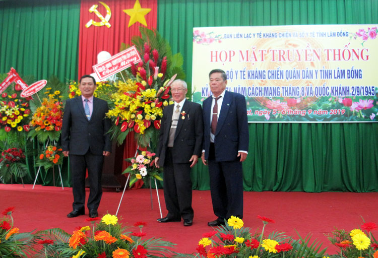 Lãnh đạo tỉnh tặng lẵng hoa chúc mừng Ban liên lạc y tế kháng chiến tỉnh Lâm Đồng