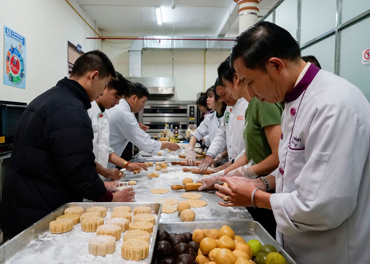 Đích thân các đầu bếp của nhiều nhà hàng, khách sạn nổi tiếng ở Đà Lạt trực tiếp làm bánh trung thu