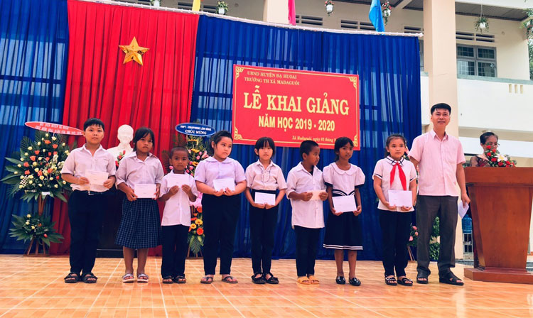 Đạ Huoai: Trên 43 triệu đồng tặng học bổng cho học sinh nhân đầu năm học mới