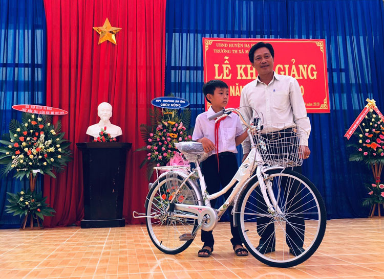 Tặng xe đạp cho học sinh trong ngày khai giảng 