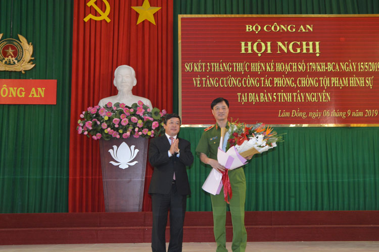 Chủ tịch UBND tỉnh Lâm Đồng Đoàn Văn Việt tặng hoa chúc mừng Thiếu tướng Nguyễn Duy Ngọc, vừa được bổ nhiệm làm Thứ trưởng Bộ Công an