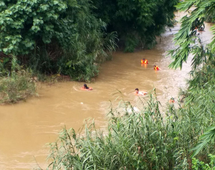 Đam Rông: Đã tìm ra người bị đuối nước do bơi qua suối hái măng