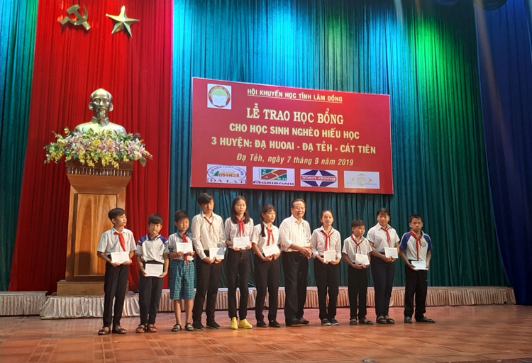 Chủ tịch Hội khuyến học tỉnh Lâm Đồng trao học bổng “Quỹ tấm lòng vàng” cho học sinh nghèo hiếu học