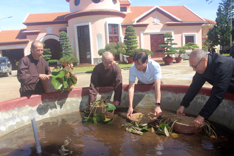 Các vị chức sắc Phật giáo tỉnh cùng lãnh đạo MTTQ tỉnh trồng hoa sen, hoa súng trong khuôn viên cơ quan MTTQ tỉnh. Phần việc thiết thực chào mừng Đại hội Đại biểu toàn quốc MTTQVN lần thứ IX, nhiệm kỳ 2019, 2024, góp phần xây dựng vườn cây Đại đoàn kết của UBMTTQVN tỉnh Lâm Đồng