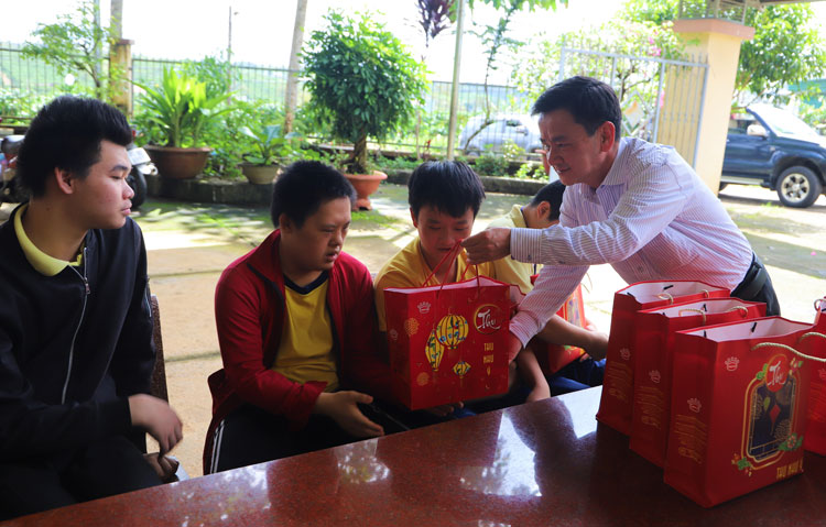 Phó Chủ tịch UBND tỉnh Phan Văn Đa tặng quà Trung thu cho con em Hội Nạn nhân chất độc Da cam TP Bảo Lộc
