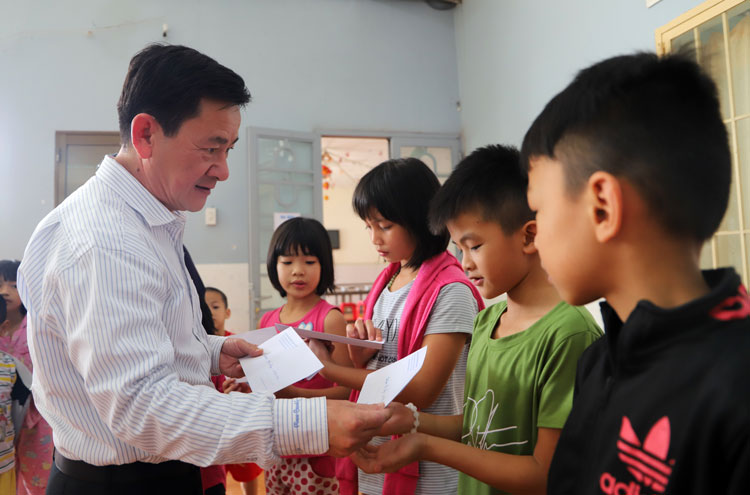 Đồng chí Phan Văn Đa tặng học bổng cho thi nhi Mái ấm Tín Thác