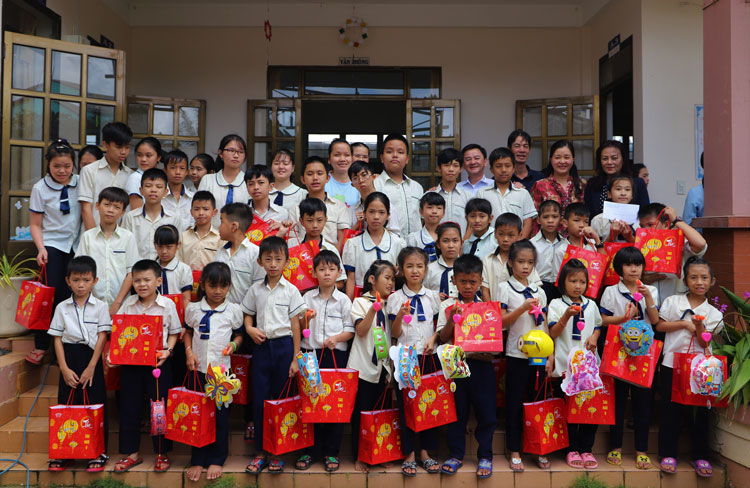 Đoàn công tác tặng quà và học bổng học sinh Trường tư thục Khiếm thính Ánh Sao