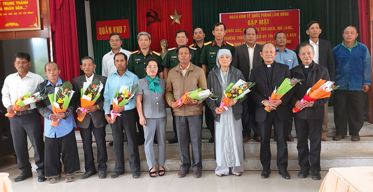 Đoàn Kinh tế Quốc phòng Lâm Đồng gặp mặt người có uy tín và chức sắc tôn giáo