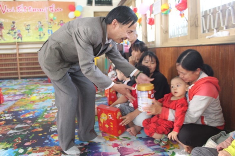 Đồng chí Trương Thành Được - Phó Chủ tịch UBMTTQ tỉnh, trao quà trung thu cho các em ở Làng Hòa Bình.