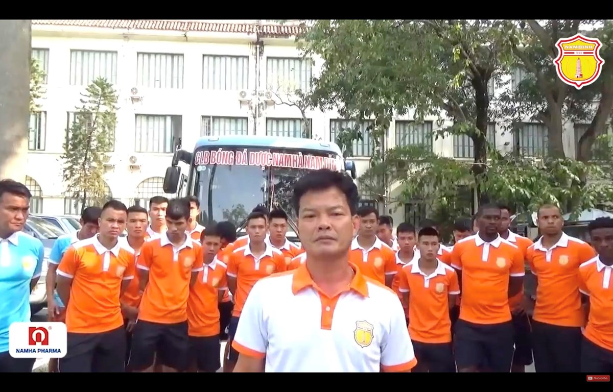 CLB Nam Định cúi đầu xin lỗi cổ động viên sau sự cố pháo sáng