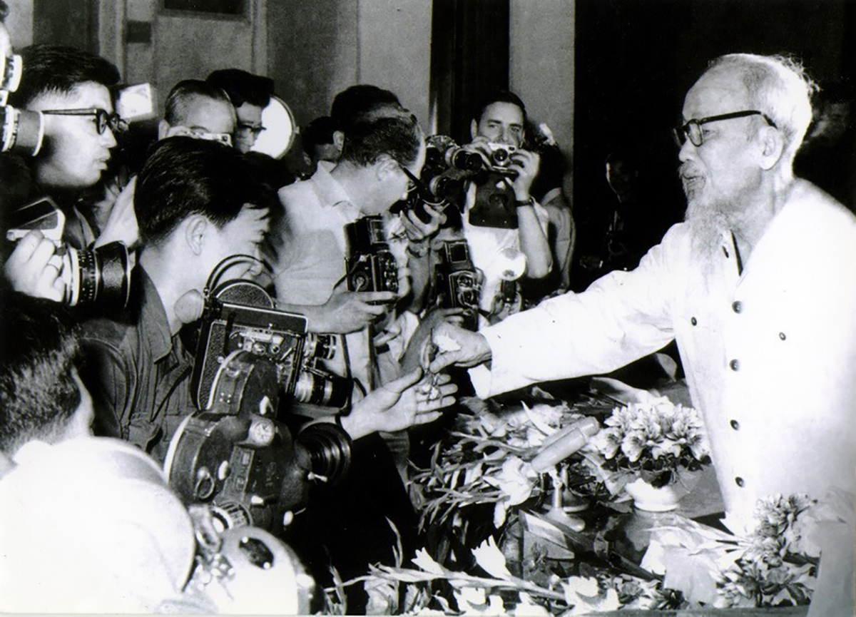 Chủ tịch Hồ Chí Minh gặp gỡ phóng viên các cơ quan báo chí trong và ngoài nước tại Thủ đô Hà Nội (5/1968). 