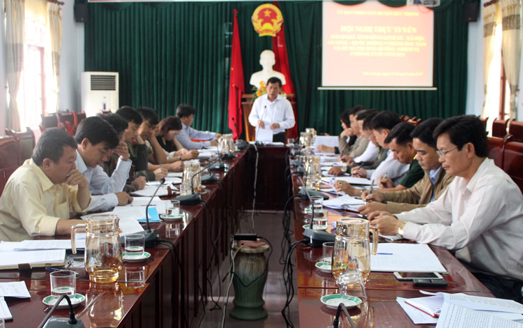 Đồng chí Võ Văn Phương – Phó Bí thư Huyện ủy, Chủ tịch UBND tỉnh phát biểu chỉ đạo tại hội nghị