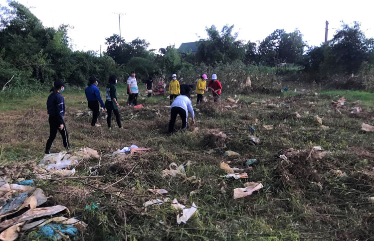 Đông đảo ĐVTN và người dân huyện Đạ Tẻh tiến hành dọn vệ sinh, thu gom rác sau lễ phát động
