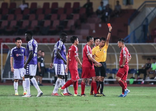 Tiền vệ Trọng Hoàng của Viettel nhận thẻ đỏ, rời sân trong nửa cuối hiệp thi đấu thứ 2