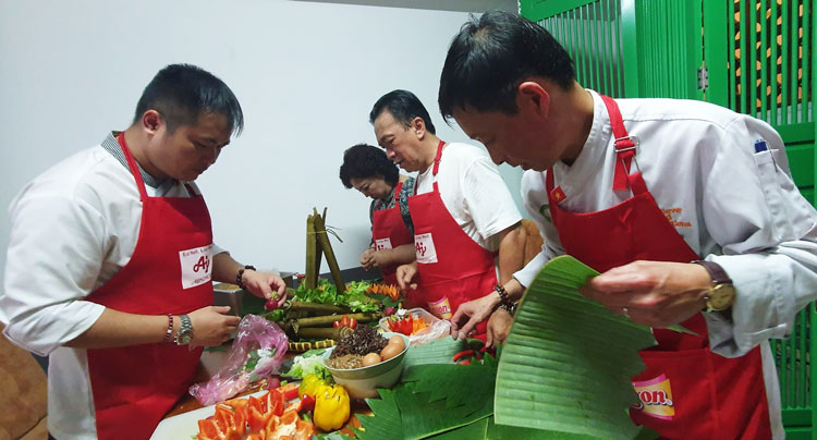 Các đầu bếp Lâm Đồng chuẩn bị món ăn tại Cần Thơ