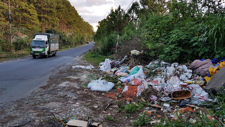 Một trong nhiều đống rác bị một số người dân lợi dụng về đêm lén lút đổ ven hai bên đường đèo Mimosa