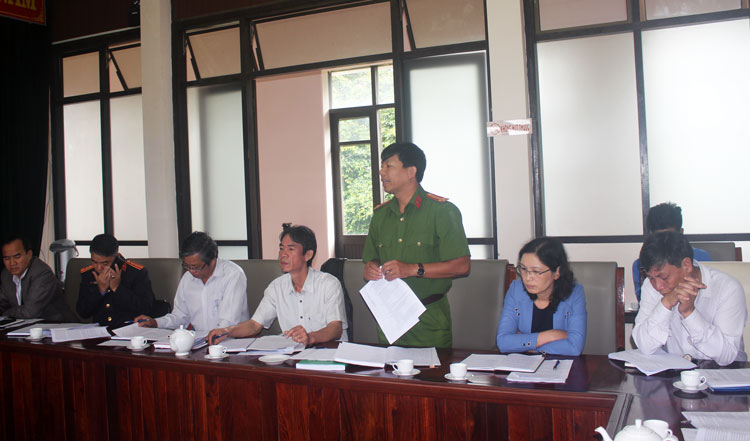 Các đại biểu trong đoàn giám sát đặt câu hỏi về thực trạng xâm hại trẻ em tại Bảo Lộc