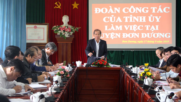 Đồng chí Nguyễn Xuân Tiến - Ủy viên Ban Chấp hành Trung ưng Đảng, Bí thư Tỉnh ủy, phát biểu chỉ đạo tại buổi làm việc với huyện Đơn Dương
