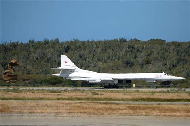 Máy bay ném bom chiến lược Tu-160 của Nga tuần tra Biển Baltic