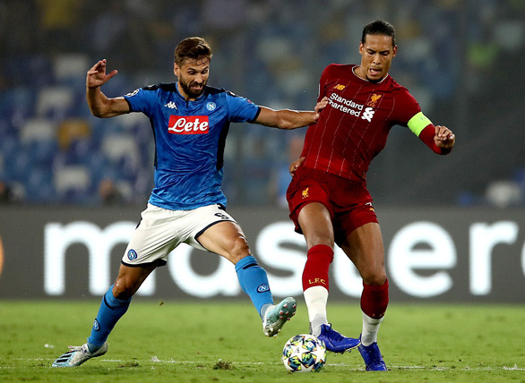 Van Dijk (phải) trong trận Liverpool thua Napoli 0-2
