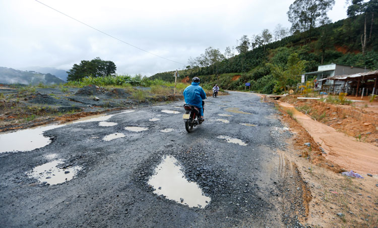 Tại đèo Phú Sơn (huyện Lâm Hà), mặt đường xuống cấp nghiêm trọng, trong khi hai bên đường không có hệ thống thoát nước